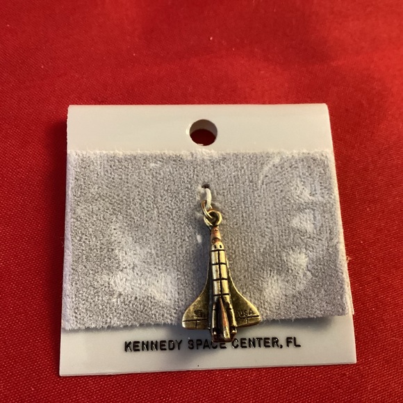 Space Shuttle Kennedy Space Center silver tone pendant - Picture 1 of 4